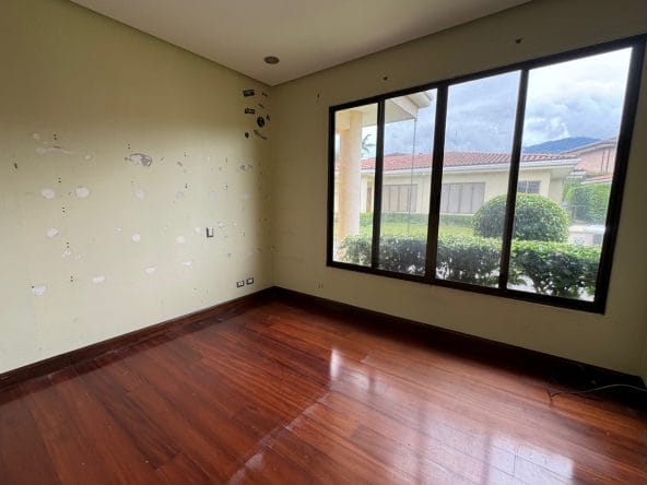 Casa de 5 habitaciones a la venta en condominio Puerta de Hierro en Pozos de Santa Ana. Bien adjudicado bancario