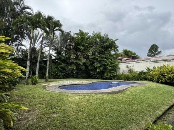 Casa independiente a la venta ubicada en Escazu por los Anonos.