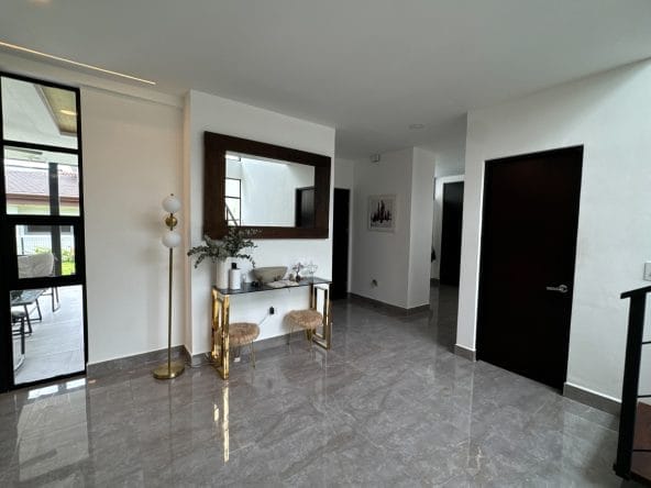 Casa a la venta en condominio Los Llanos en Ciudad Hacienda Los Reyes, La Guacima.