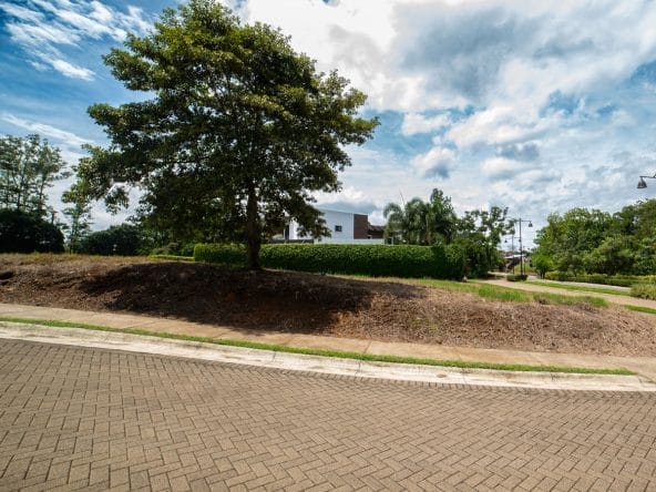 Lote esquinero a la venta en condominio Hacienda Espavel en La Guacima.