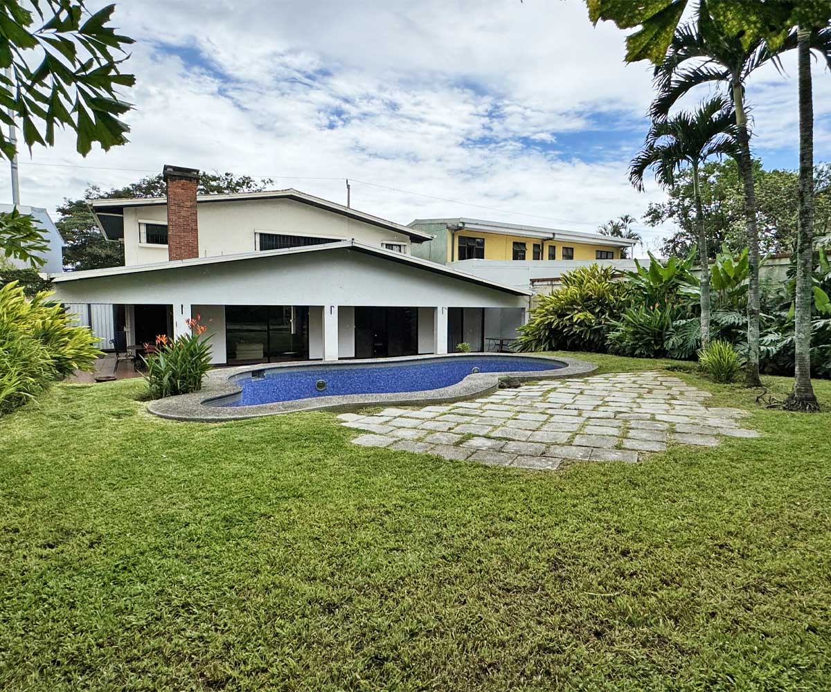 Casa independiente a la venta ubicada en Escazu por los Anonos.