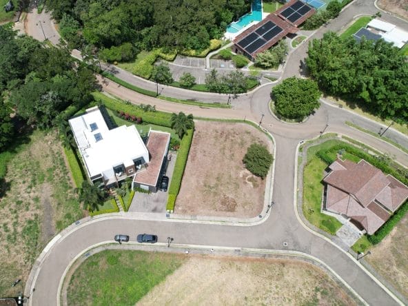 Lote esquinero a la venta en condominio Hacienda Espavel en La Guacima.