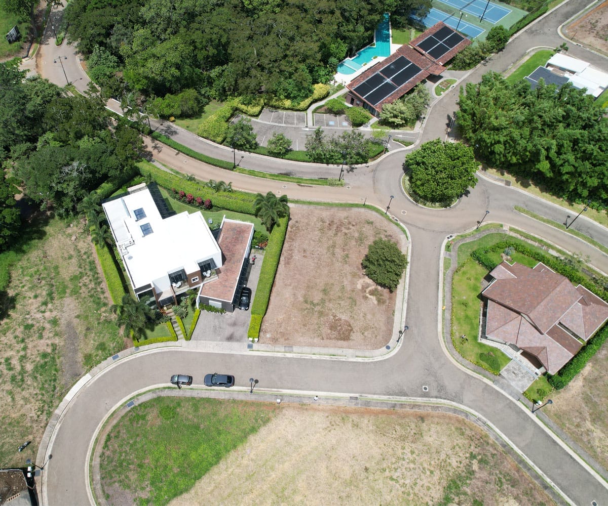 Lote esquinero a la venta en condominio Hacienda Espavel en La Guacima.