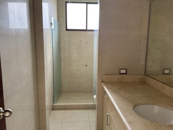 Casa de 5 habitaciones a la venta en condominio Puerta de Hierro en Pozos de Santa Ana. Bien adjudicado bancario