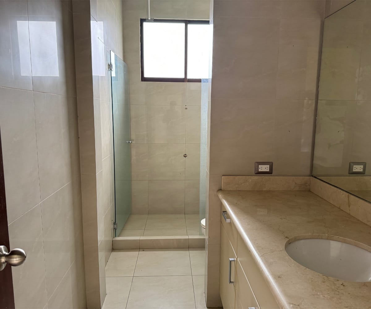 Casa de 5 habitaciones a la venta en condominio Puerta de Hierro en Pozos de Santa Ana. Bien adjudicado bancario