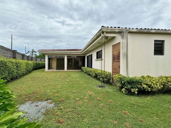 Casa de 5 habitaciones a la venta en condominio Puerta de Hierro en Pozos de Santa Ana. Bien adjudicado bancario