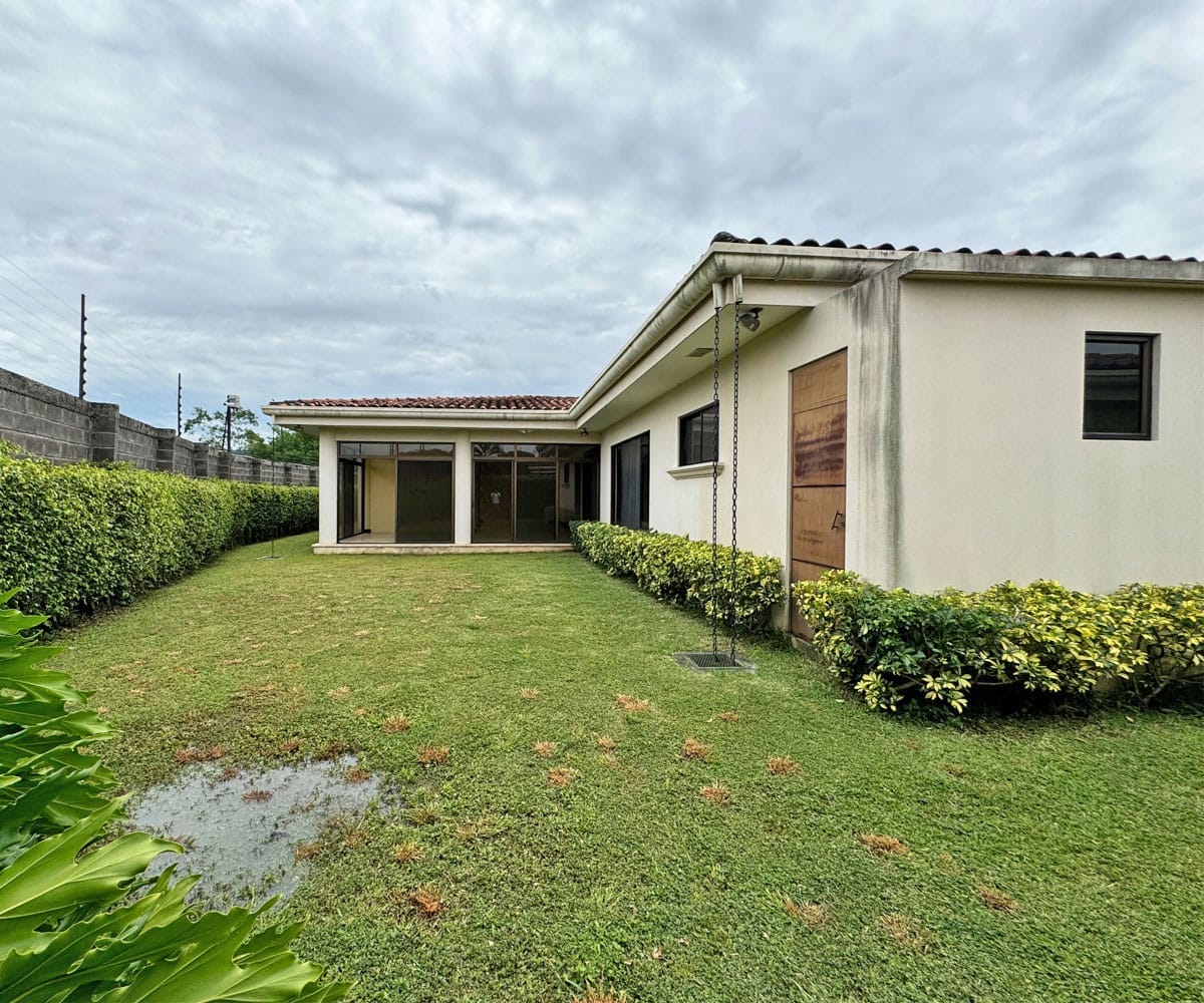 Casa de 5 habitaciones a la venta en condominio Puerta de Hierro en Pozos de Santa Ana. Bien adjudicado bancario