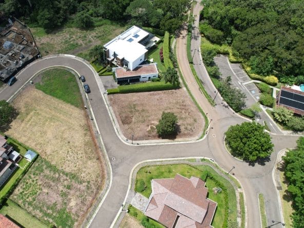 Lote esquinero a la venta en condominio Hacienda Espavel en La Guacima.