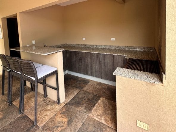 Apartamento de 2 habitaciones a la venta en condominio Los Príncipes en La Guacima, Alajuela. Bien adjudicado bancario.