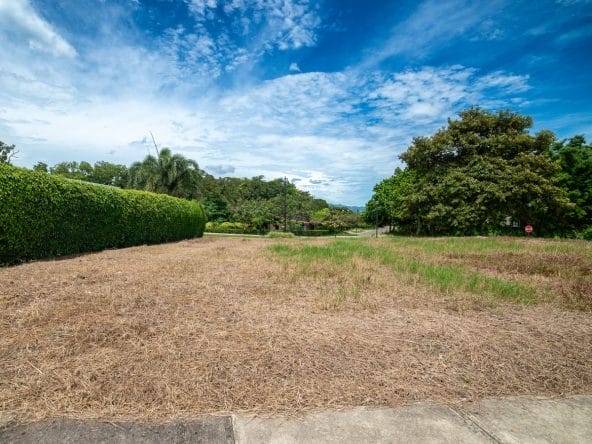 Lote esquinero a la venta en condominio Hacienda Espavel en La Guacima.