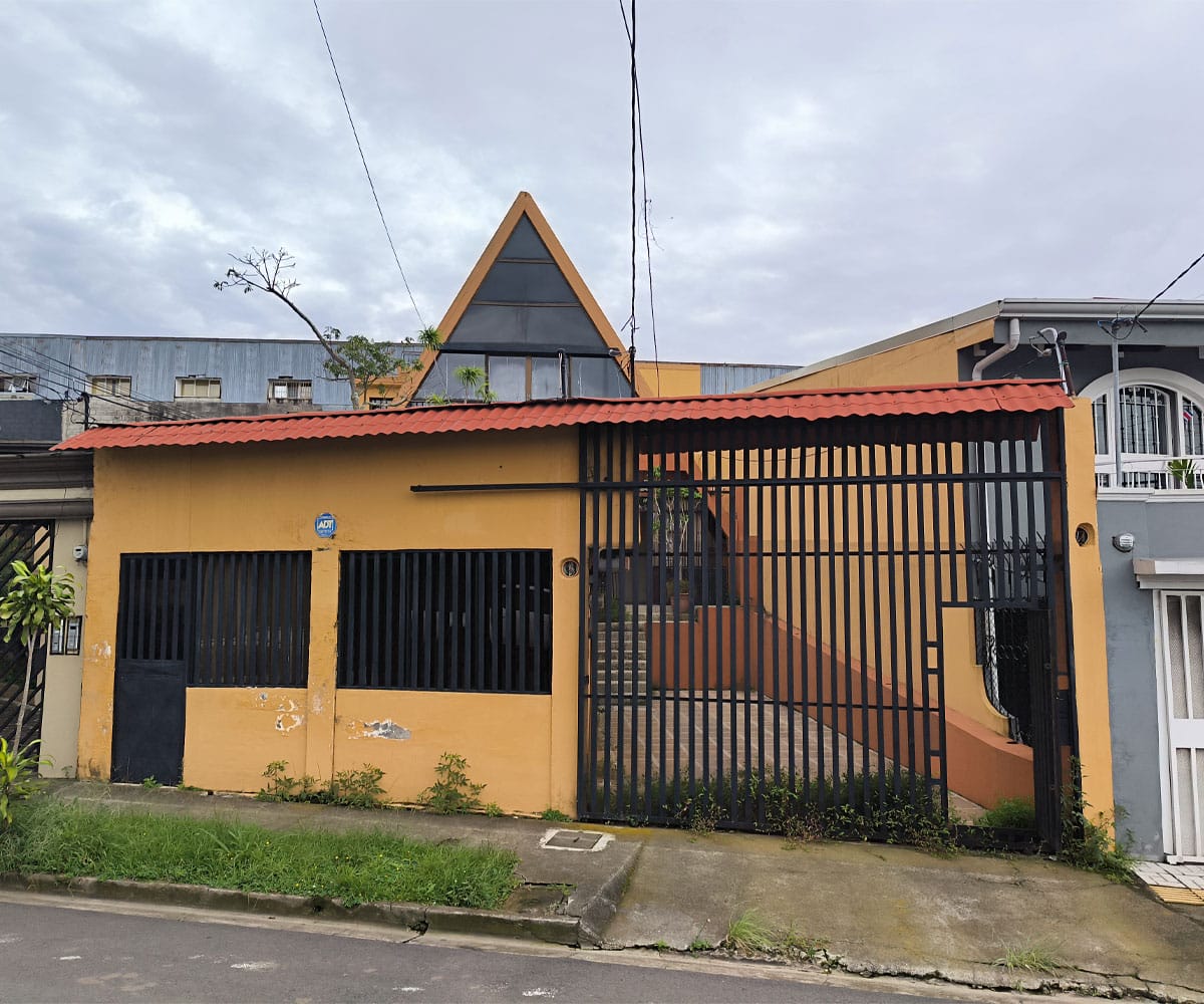 Casa Independiente de 2 plantas a la venta en San Vicente de Moravia, San José.