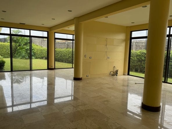 Casa de 5 habitaciones a la venta en condominio Puerta de Hierro en Pozos de Santa Ana. Bien adjudicado bancario