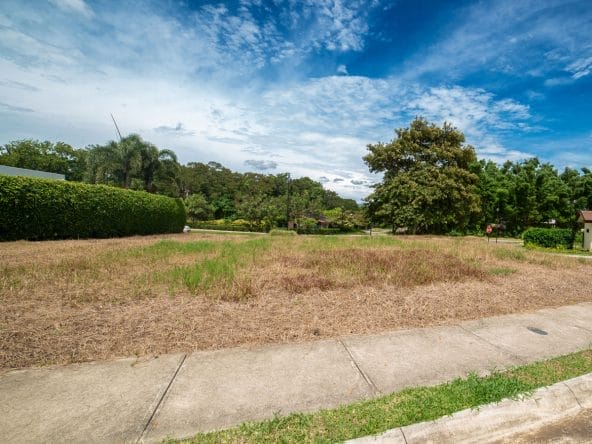 Lote esquinero a la venta en condominio Hacienda Espavel en La Guacima.