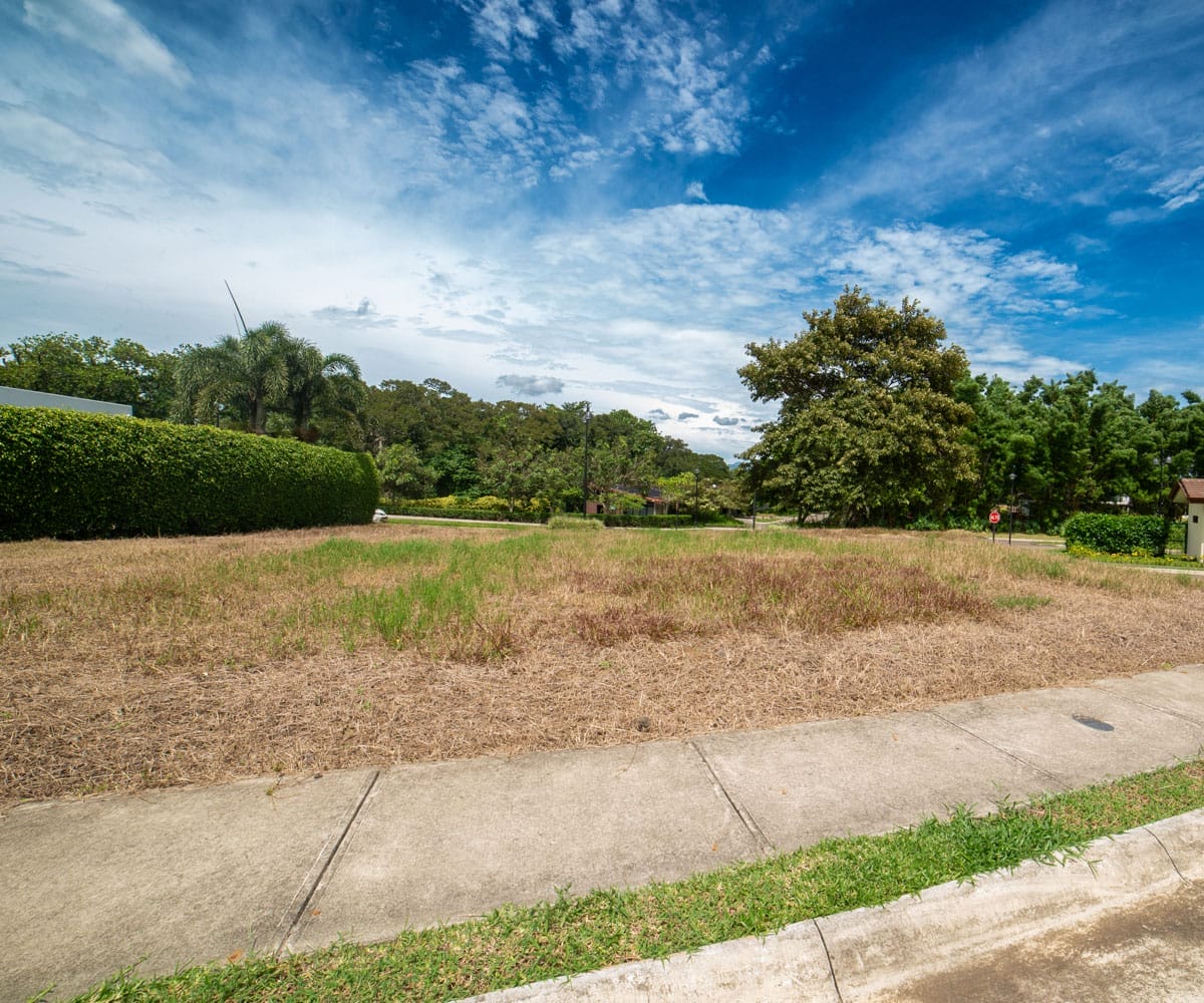 Lote esquinero a la venta en condominio Hacienda Espavel en La Guacima.