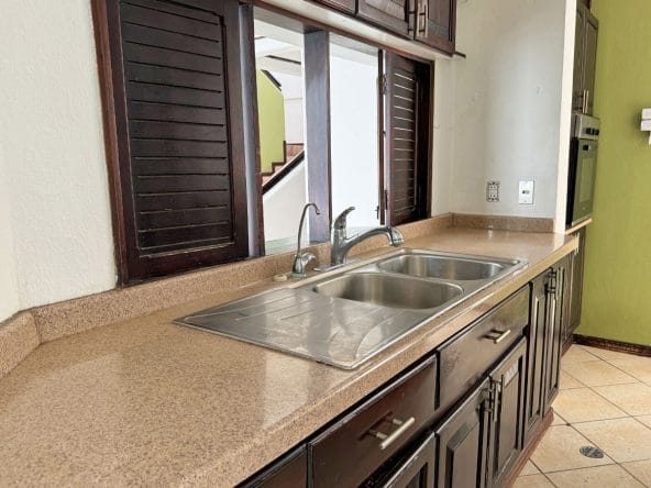 Casa con 4 habitaciones a la venta en condominio ubicada en Alturas de Cariari, Heredia.