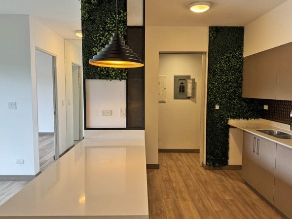 Apartamento moderno de 3 habitaciones a la venta en condominio Lua Living Brasil de Santa Ana. Bien adjudicado bancario