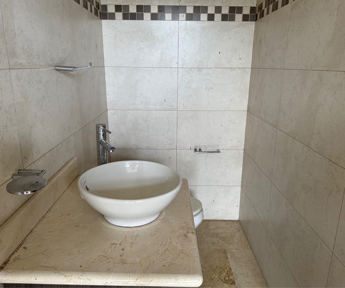 Casa de 5 habitaciones a la venta en condominio Puerta de Hierro en Pozos de Santa Ana. Bien adjudicado bancario