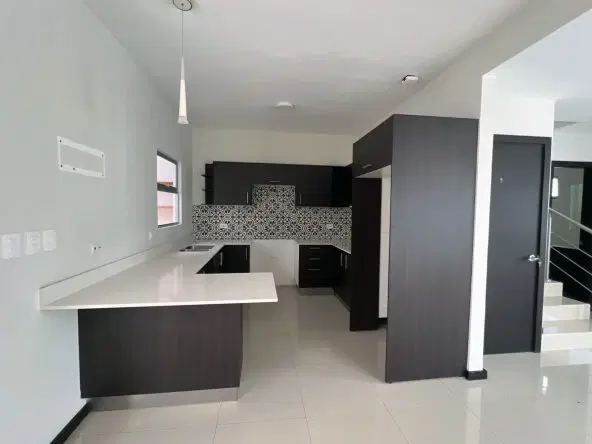 Casa de 3 habitaciones a la venta en el condominio Piamonte ubicado en Brasil de Mora.