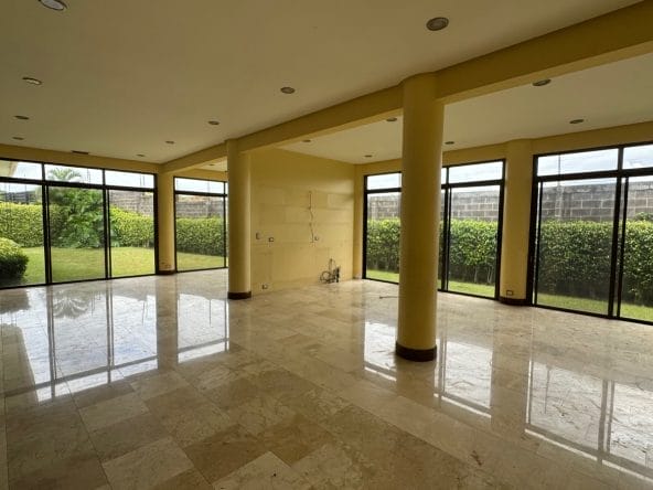 Casa de 5 habitaciones a la venta en condominio Puerta de Hierro en Pozos de Santa Ana. Bien adjudicado bancario