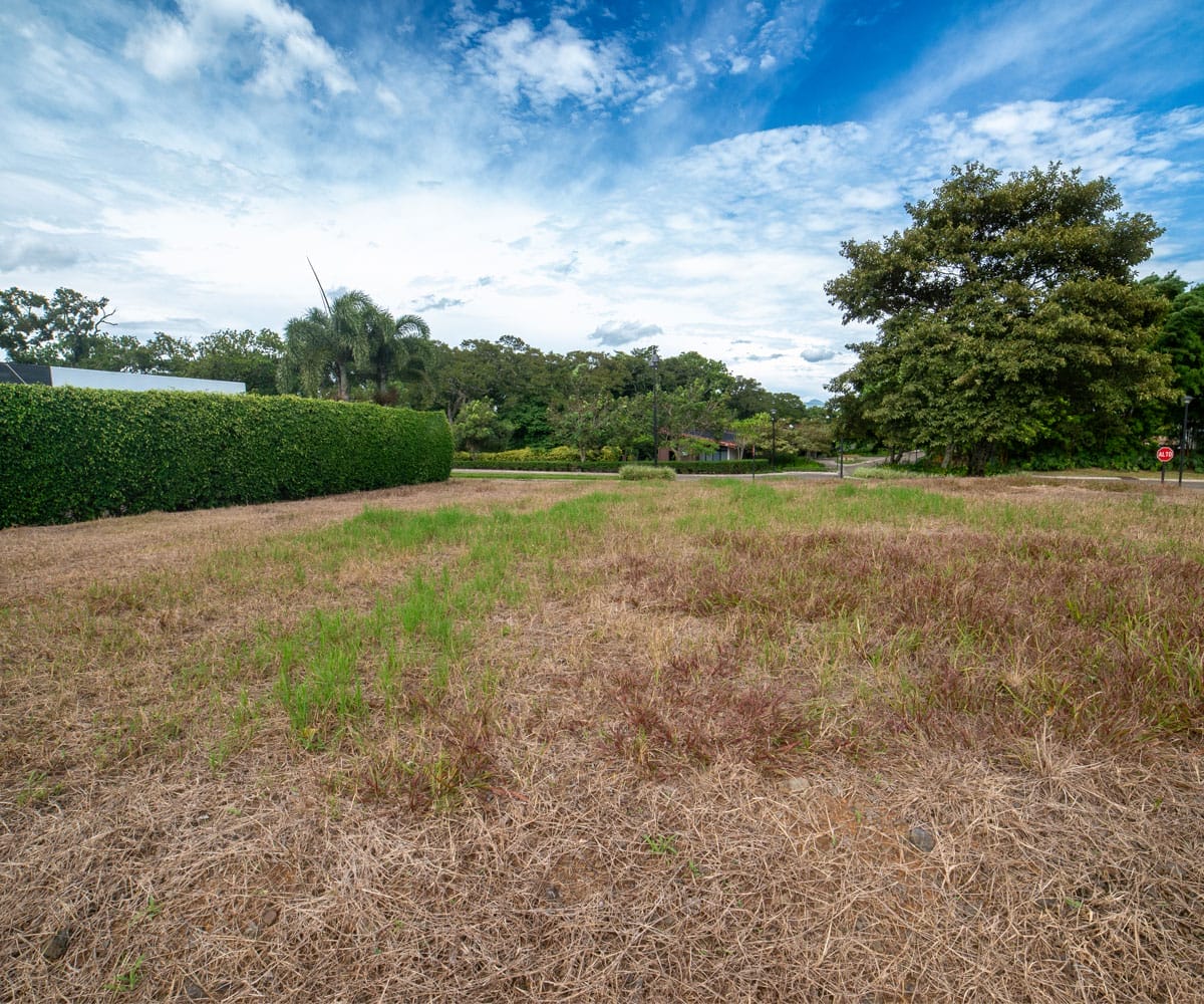 Lote esquinero a la venta en condominio Hacienda Espavel en La Guacima.