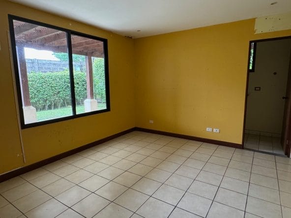 Casa de 5 habitaciones a la venta en condominio Puerta de Hierro en Pozos de Santa Ana. Bien adjudicado bancario