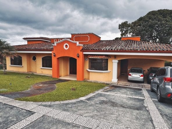 Casa de 1 planta en Residencial cerrado de solo 8 viviendas en San Isidro de Heredia.