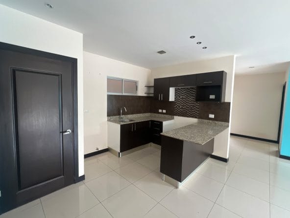 Apartamento de 2 habitaciones a la venta en condominio Los Príncipes en La Guacima, Alajuela. Bien adjudicado bancario.