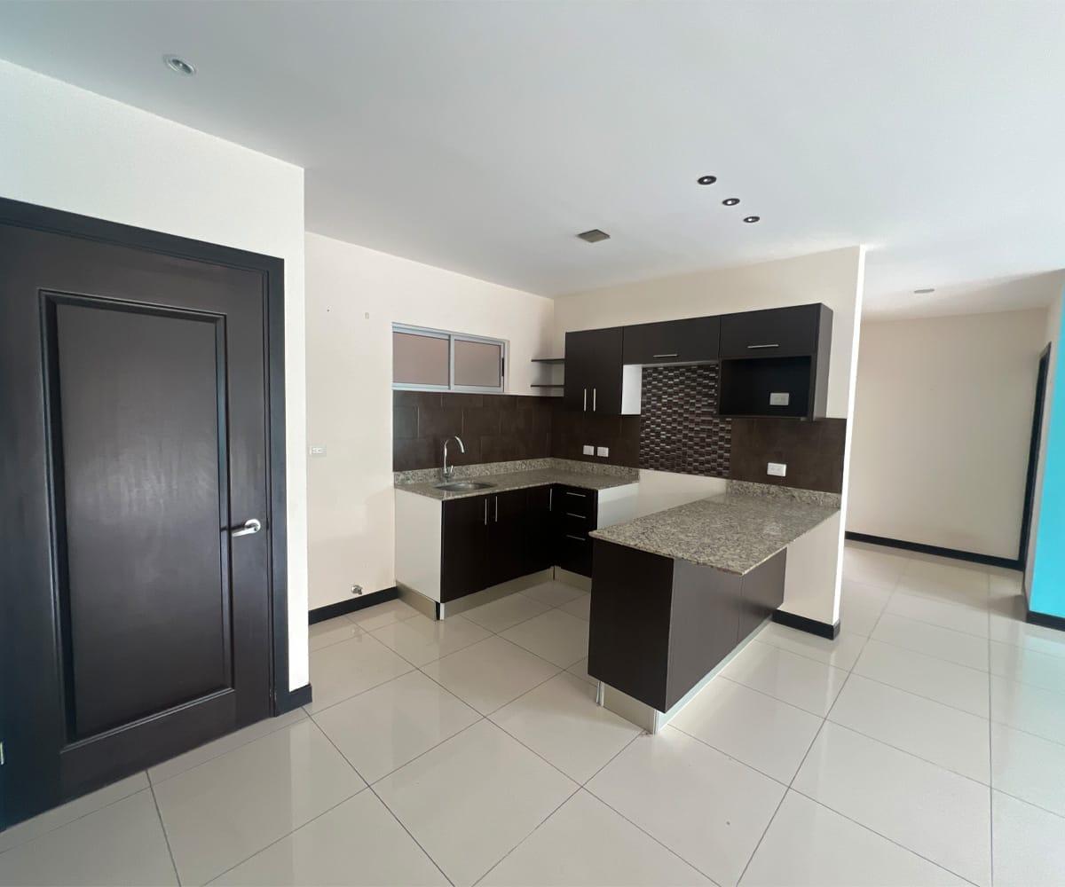 Apartamento de 2 habitaciones a la venta en condominio Los Príncipes en La Guacima, Alajuela. Bien adjudicado bancario.