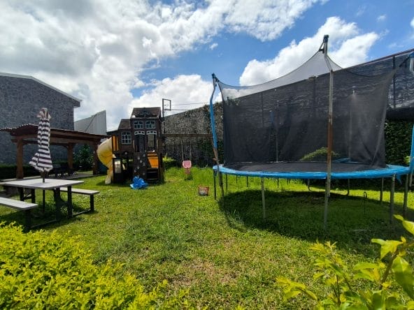 Casa de 2 plantas a la venta en condominio La Laguna en Concepción de tres Ríos, Cartago.