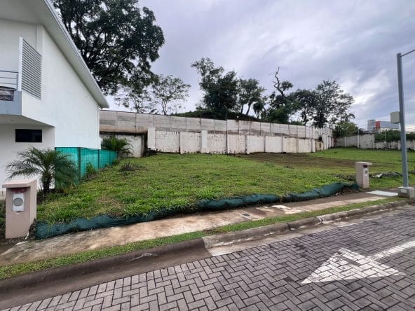 Lote de 200 m2 a la venta en el condominio LIV 52 en San Rafael de Alajuela.