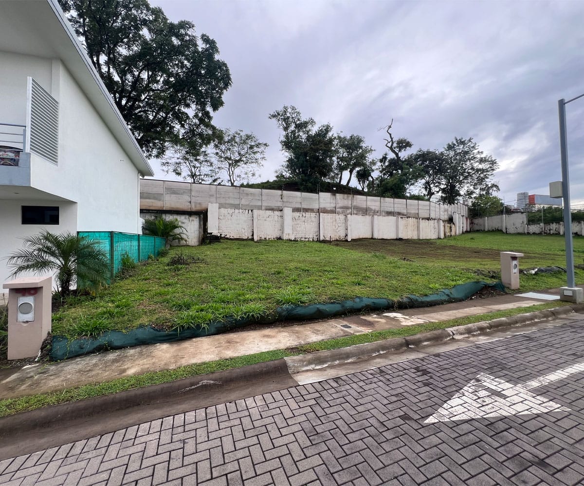 Lote de 200 m2 a la venta en el condominio LIV 52 en San Rafael de Alajuela.