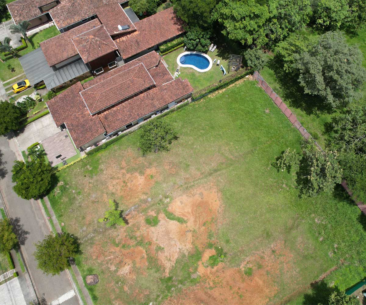 Lote plano de 751 m2 a la venta en condominio Posada del Río en La Guacima, Alajuela.