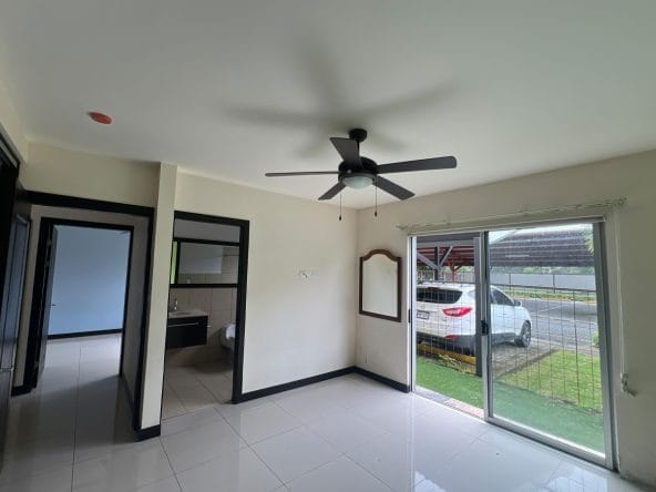 Apartamento de 2 habitaciones a la venta en condominio Los Príncipes en La Guacima, Alajuela. Bien adjudicado bancario.