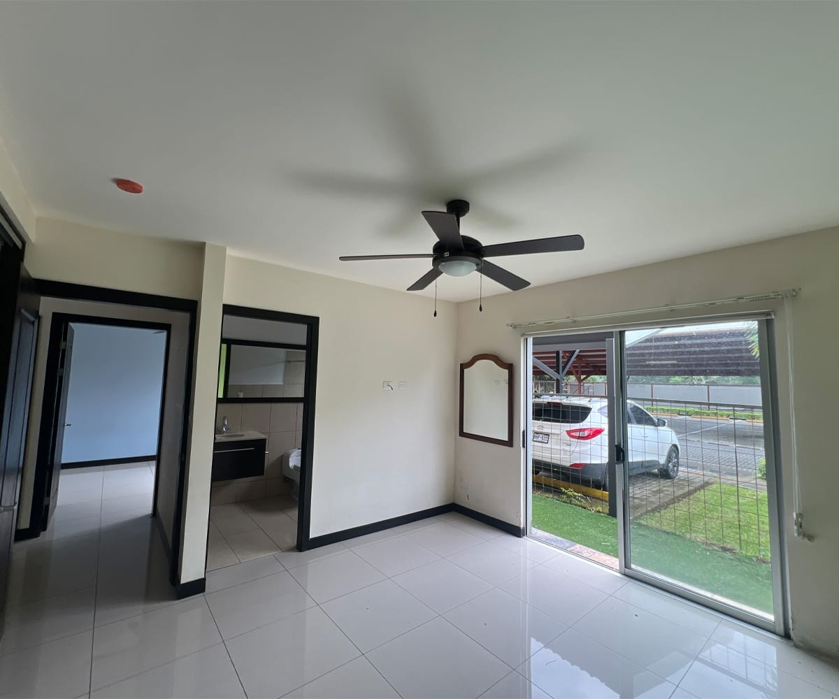 Apartamento de 2 habitaciones a la venta en condominio Los Príncipes en La Guacima, Alajuela. Bien adjudicado bancario.