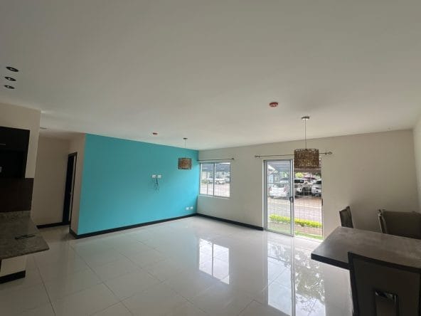 Apartamento de 2 habitaciones a la venta en condominio Los Príncipes en La Guacima, Alajuela. Bien adjudicado bancario.