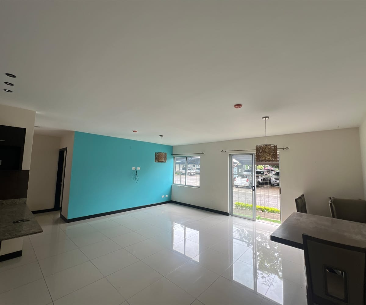 Apartamento de 2 habitaciones a la venta en condominio Los Príncipes en La Guacima, Alajuela. Bien adjudicado bancario.