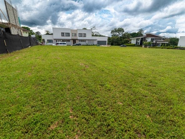 Lote de 635 m2 plano en condominio Madero Negro en Ciudad Hacienda Los Reyes en La Guacima, Alajuela.