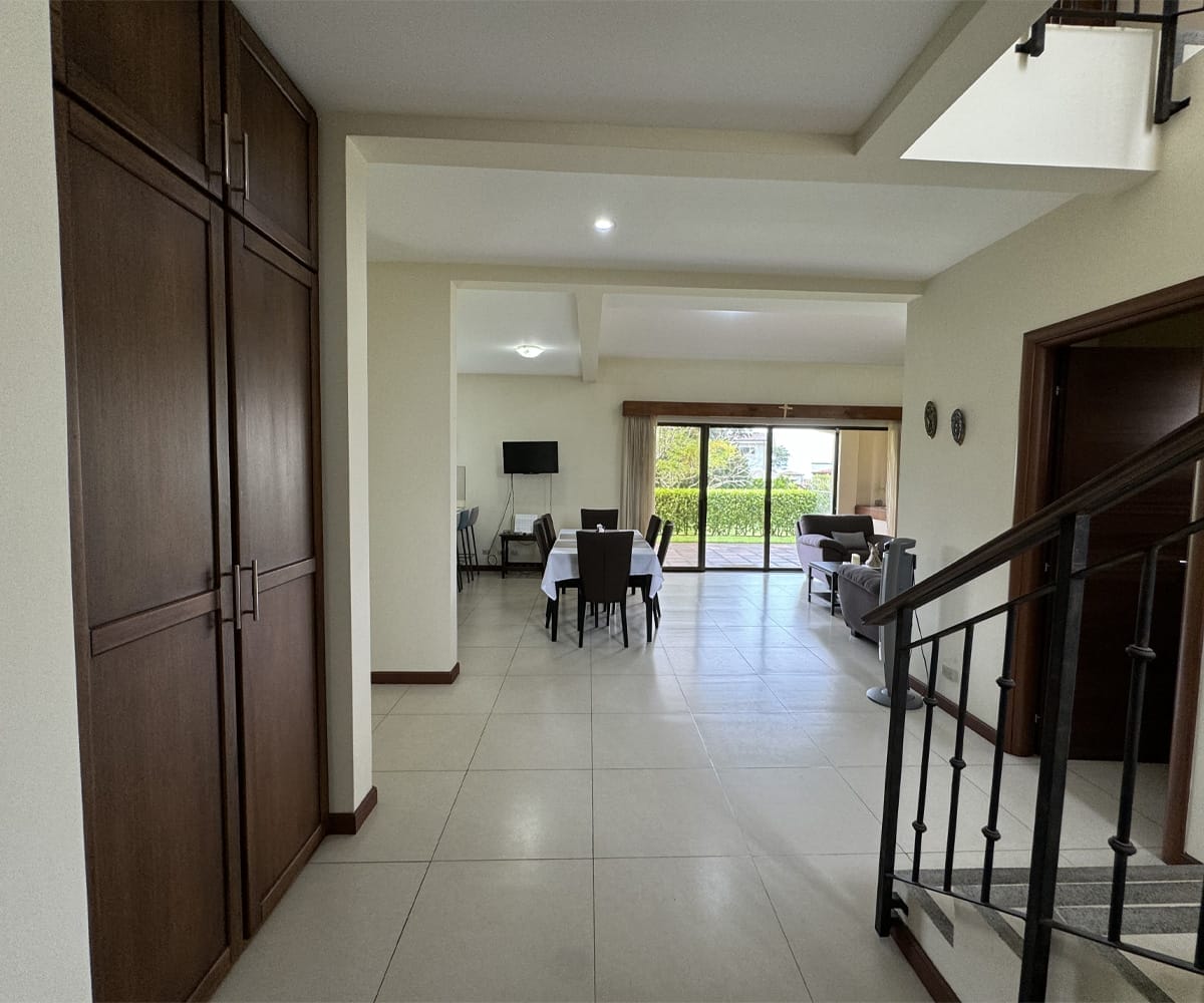 Townhouse a la venta dentro de condominio en Los Reyes, La Guacima, Alajuela.