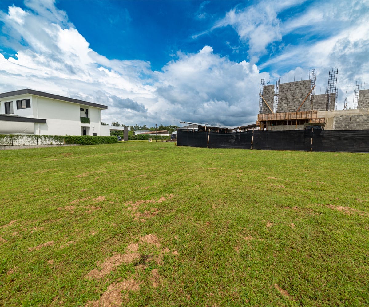 Lote de 635 m2 plano en condominio Madero Negro en Ciudad Hacienda Los Reyes en La Guacima, Alajuela.