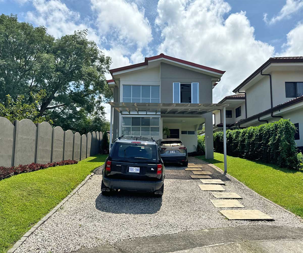 Casa de 2 plantas a la venta en condominio Veredas del Arroyo en Las Vueltas de La Guacima.