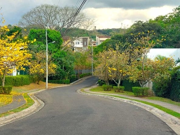 Casa de 2 plantas a la venta en condominio Veredas del Arroyo en Las Vueltas de La Guacima.