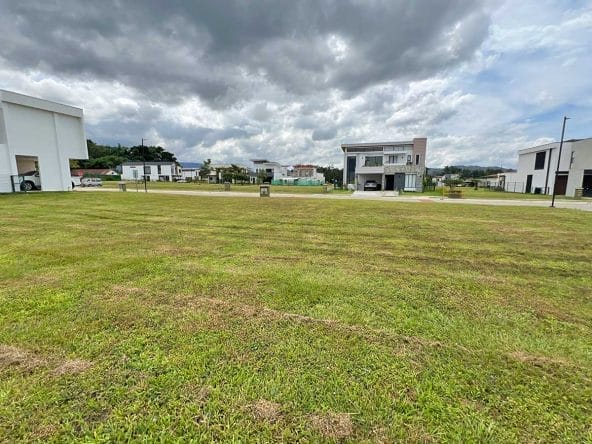 Lote esquinero de 409 m2 a la venta en condominio Las Mesetas dentro de Cuidad Hacienda Los Reyes, La Guacima, Alajuela.