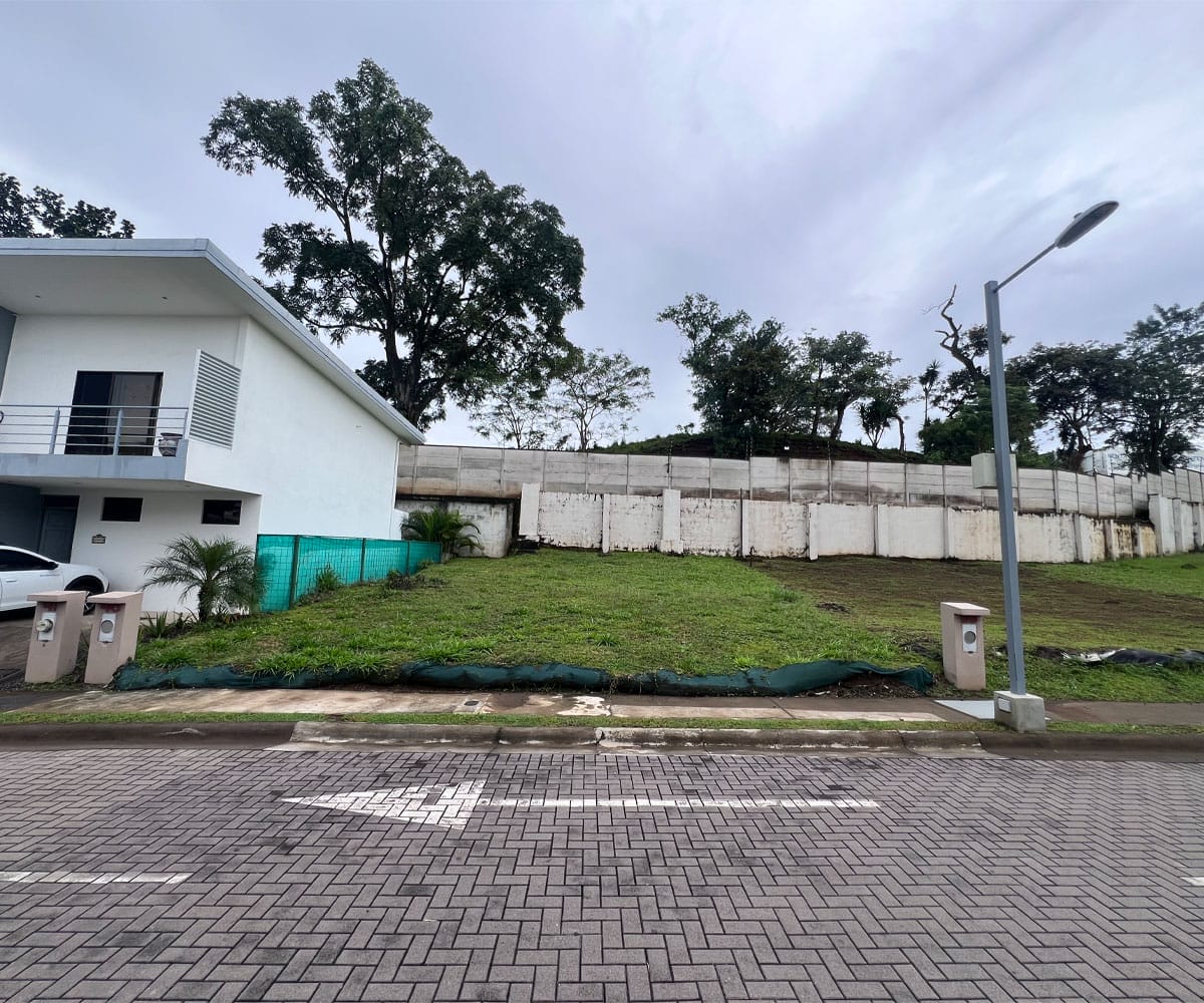 Lote de 200 m2 a la venta en el condominio LIV 52 en San Rafael de Alajuela.