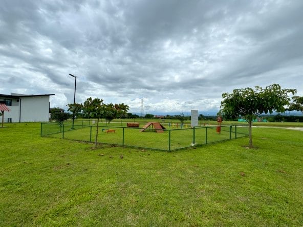 Lote plano a la venta en condominio Las Mesetas en La Guacima.