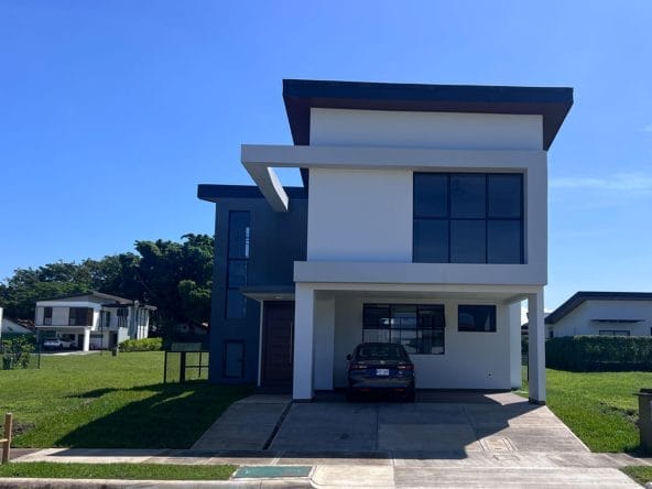 Casa lista para estrenar a la venta en condominio Las Mesetas dentro de Cuidad Hacienda Los Reyes, La Guacima, Alajuela.