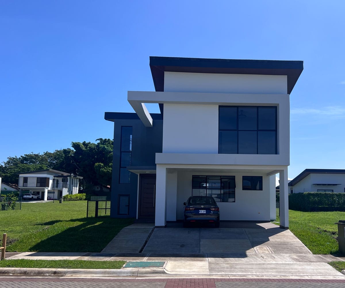 Casa lista para estrenar a la venta en condominio Las Mesetas dentro de Cuidad Hacienda Los Reyes, La Guacima, Alajuela.