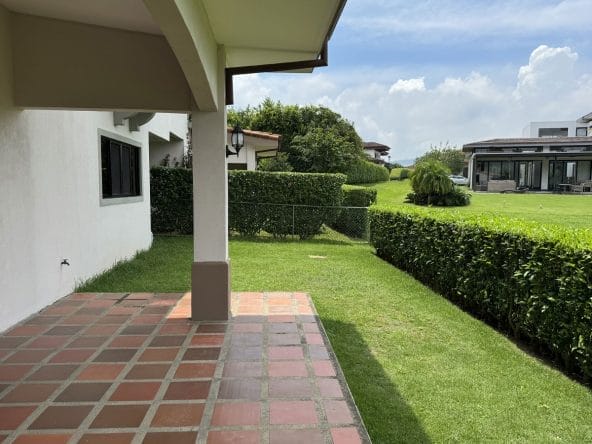 Townhouse a la venta dentro de condominio en Los Reyes, La Guacima, Alajuela.