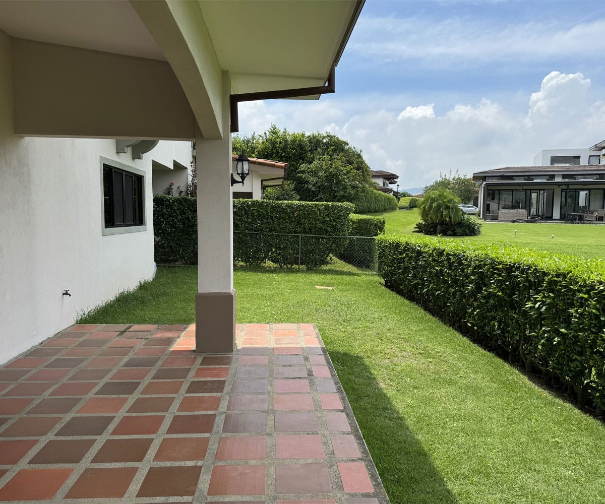 Townhouse a la venta dentro de condominio en Los Reyes, La Guacima, Alajuela.