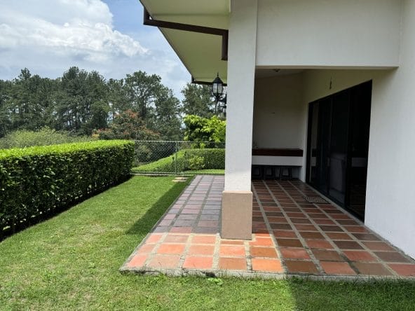 Townhouse a la venta dentro de condominio en Los Reyes, La Guacima, Alajuela.