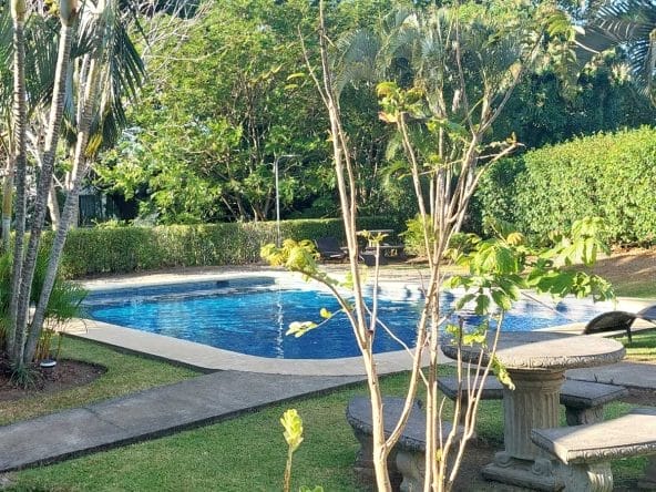 Casa de 2 plantas a la venta en condominio Veredas del Arroyo en Las Vueltas de La Guacima.